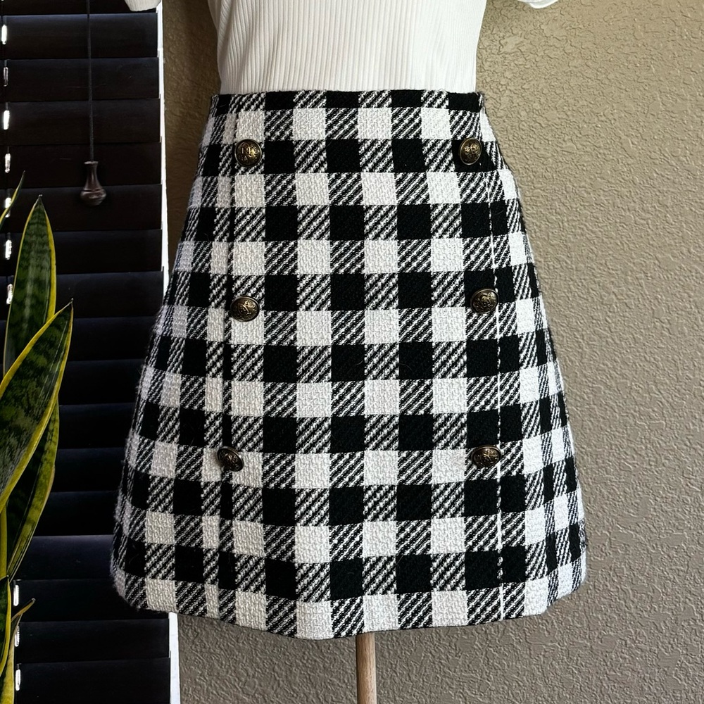 Checkered skirt with bronze embossed buttons